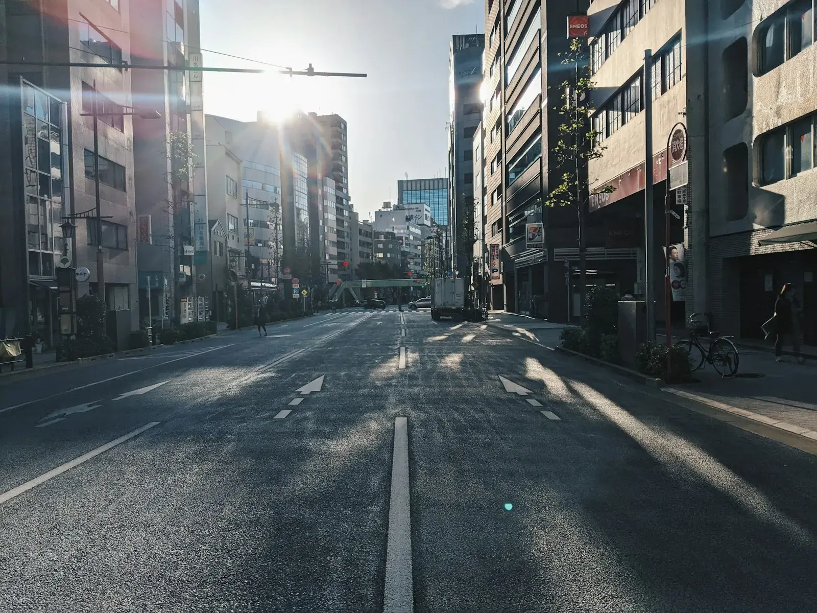 Eine leere Straße im frühen Morgenlicht, ohne Menschen im Bild.