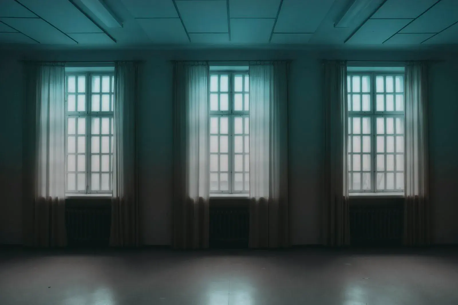 Ein stiller, leerer Raum mit Licht am Fenster