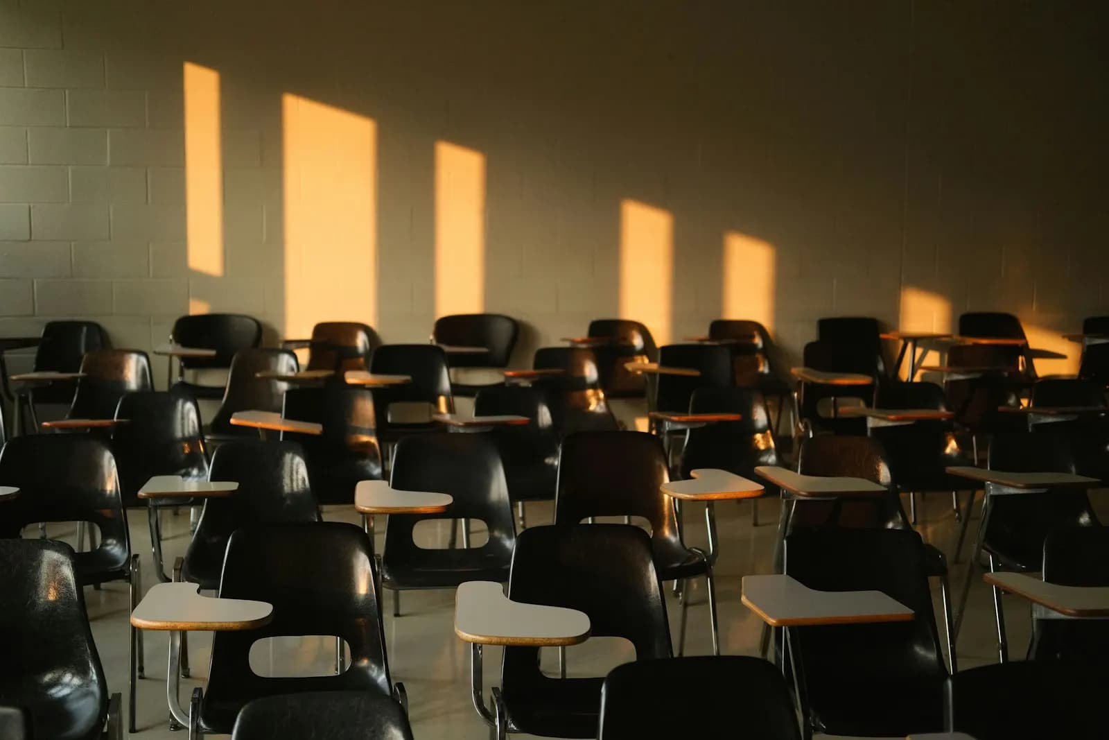 Ein Seminarraum mit aufgereihten Stühlen im Morgenlicht