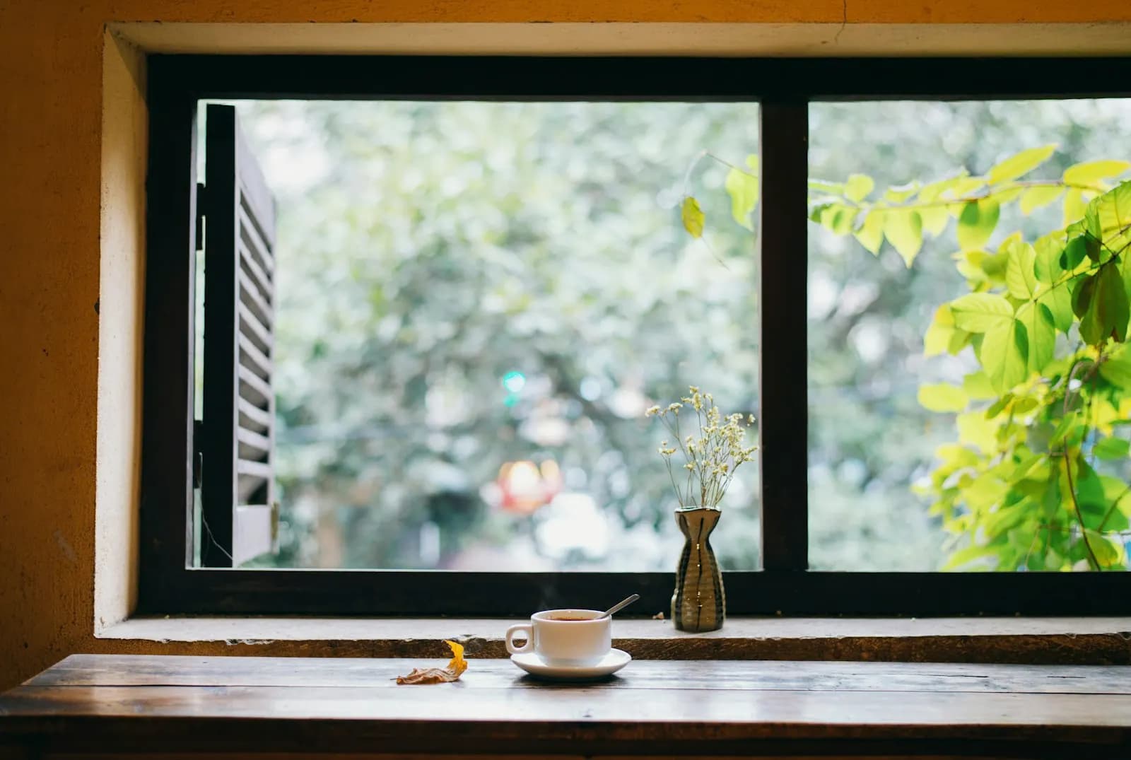 Eine Kaffeetasse am Fenster im ruhigen Sonntagslicht, ohne Menschen im Bild.