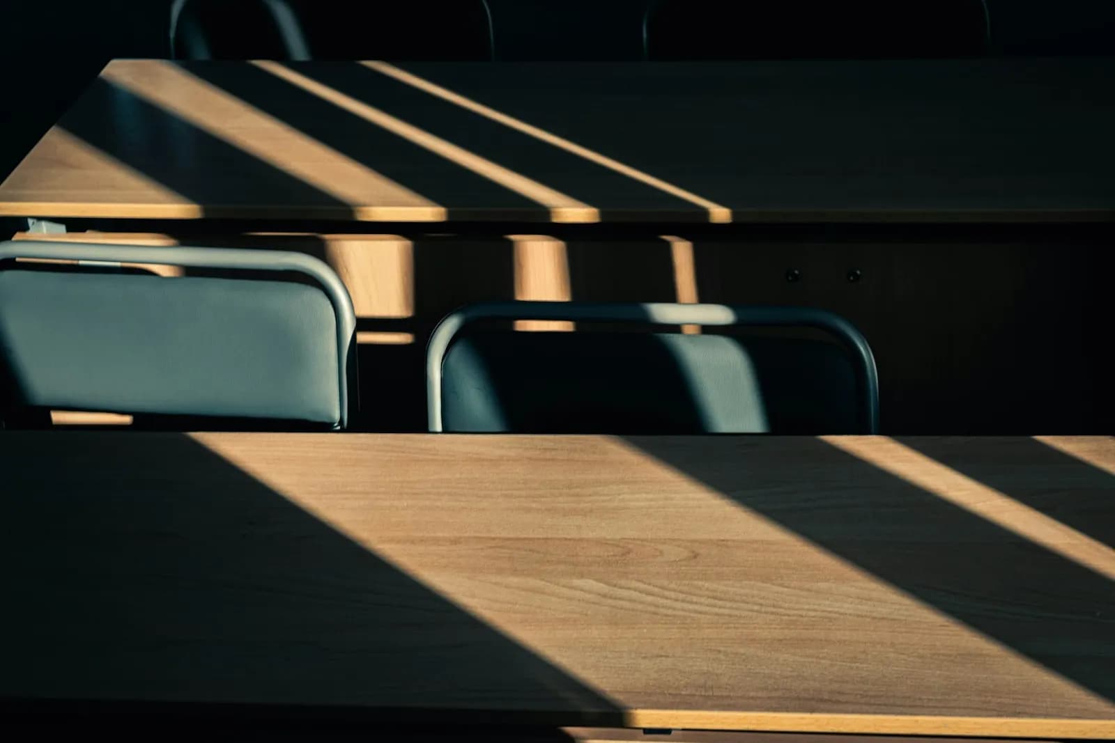 Ein aufgeräumter Schreibtisch im frühen Morgenlicht