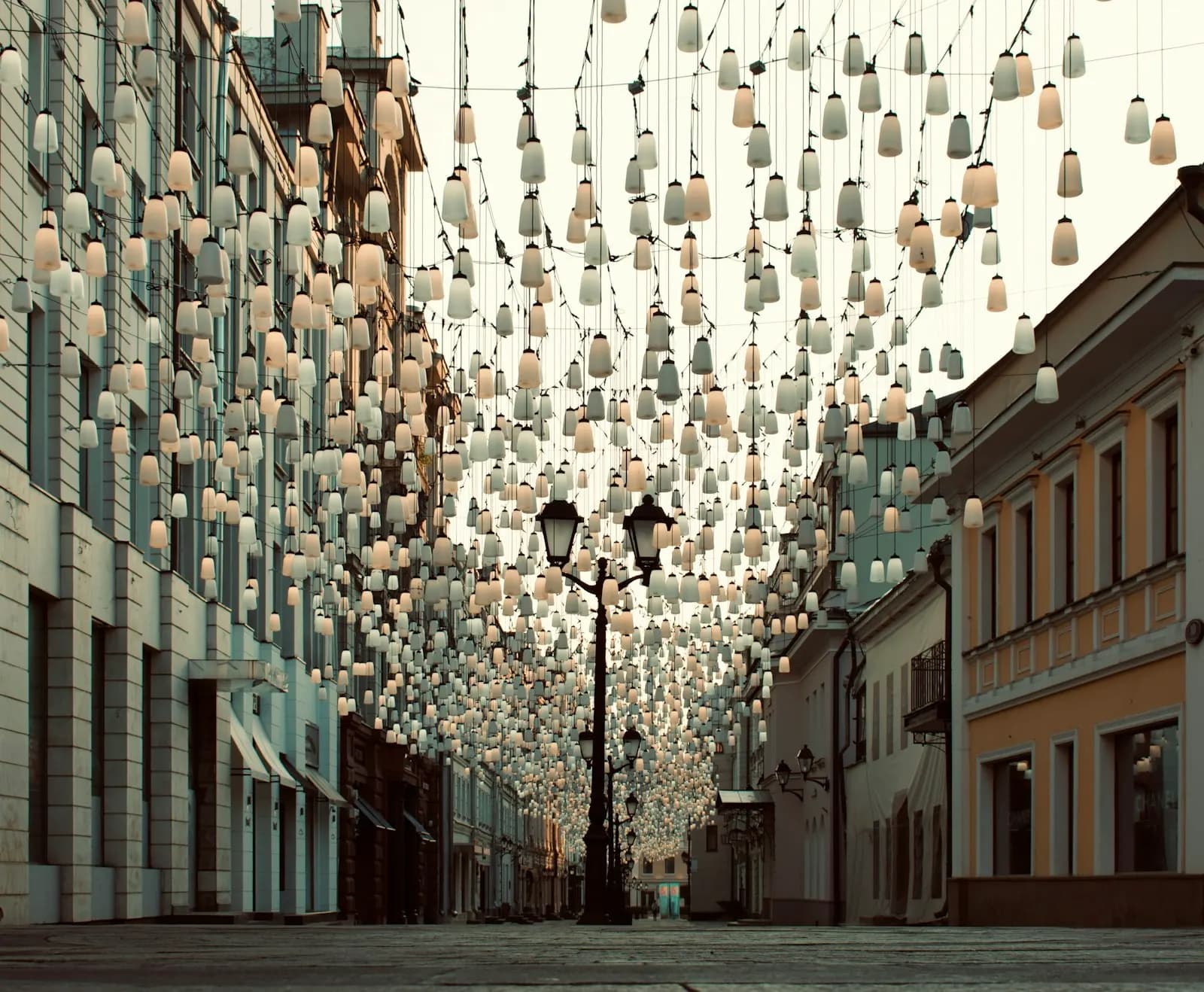Eine leere Straße im frühen Morgenlicht ohne Menschen
