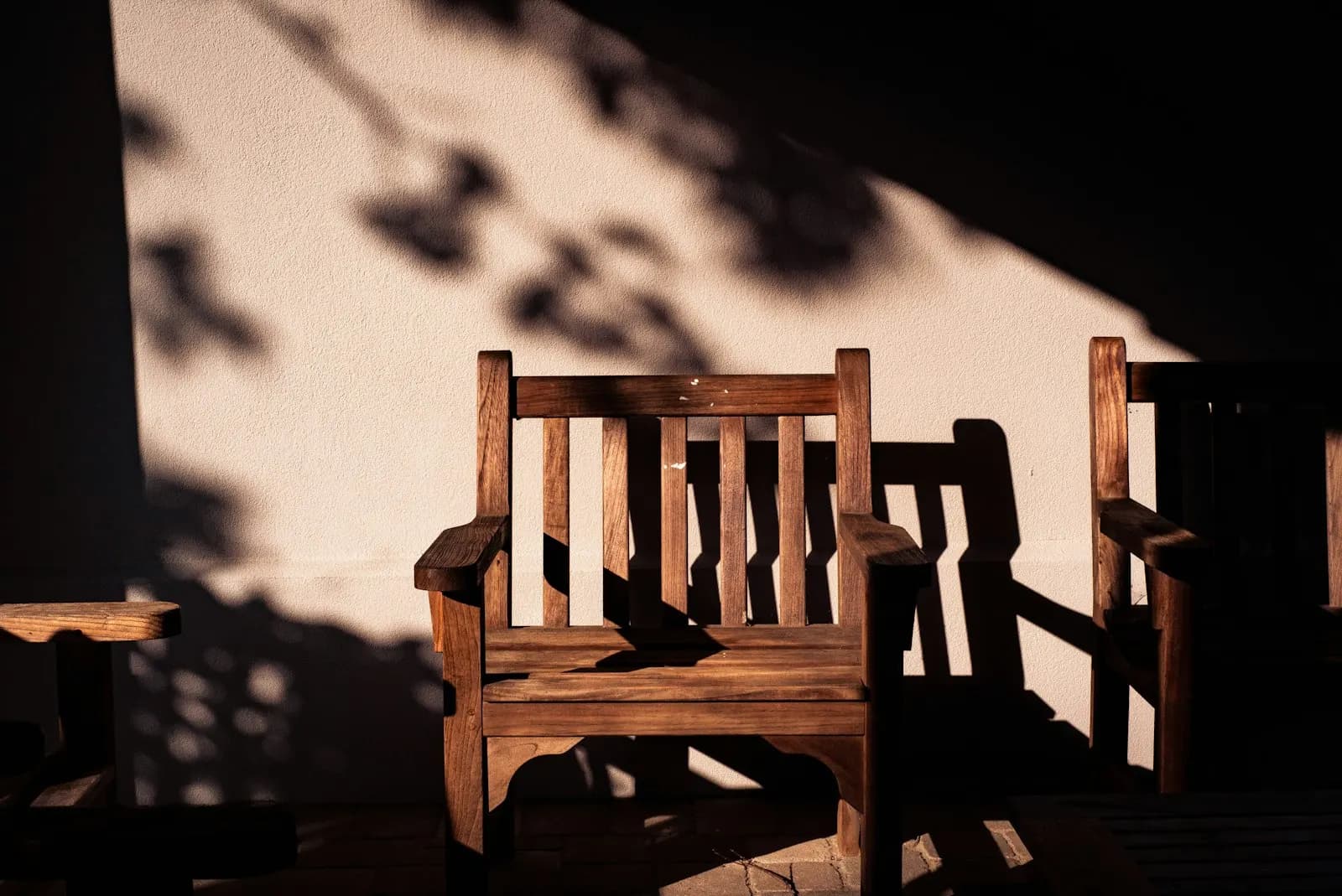 Ein leerer Stuhl im ruhigen Morgenlicht am Sonntag