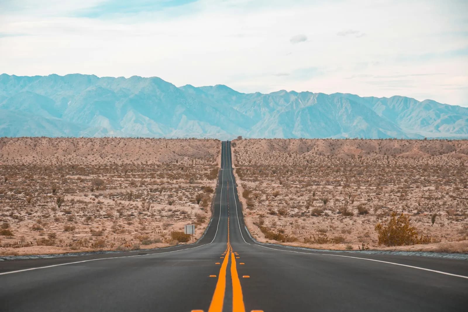 Eine lange Straße zum Horizont, im Vordergrund ein Kalender