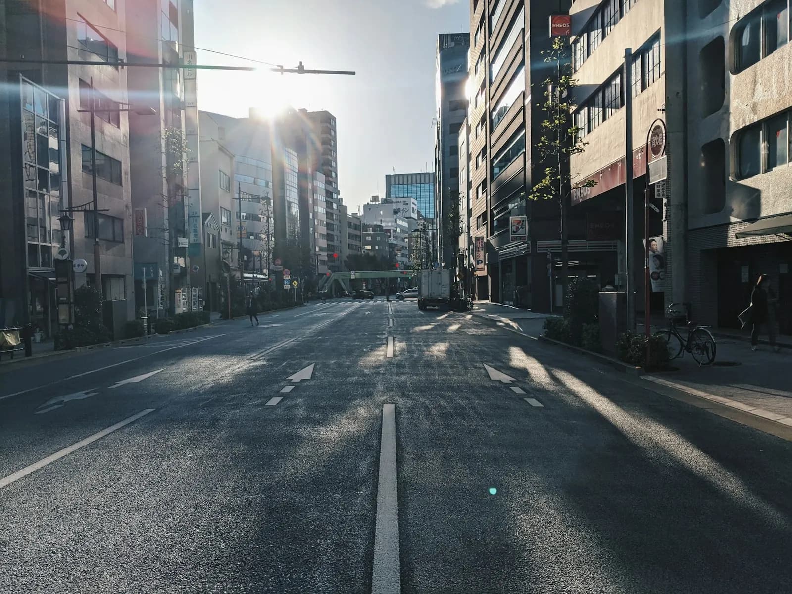 Eine leere Straße im frühen Morgenlicht, ohne Menschen im Bild.