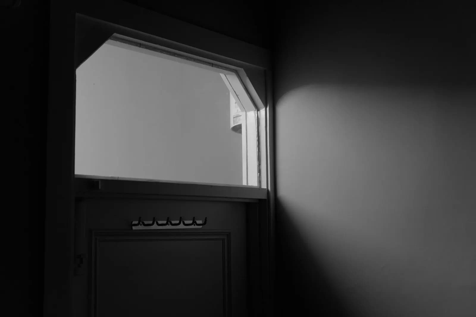 Ein angespannter Kiefer im Gegenlicht eines Fensters