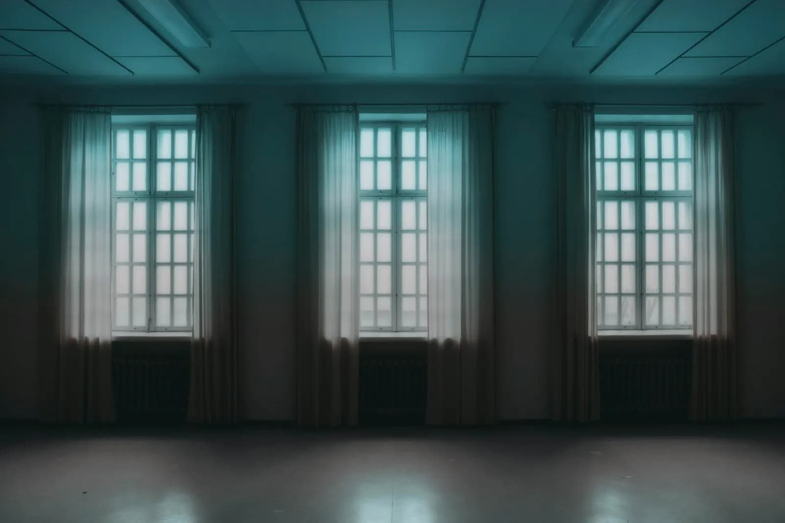 Ein stiller, leerer Raum mit Licht am Fenster