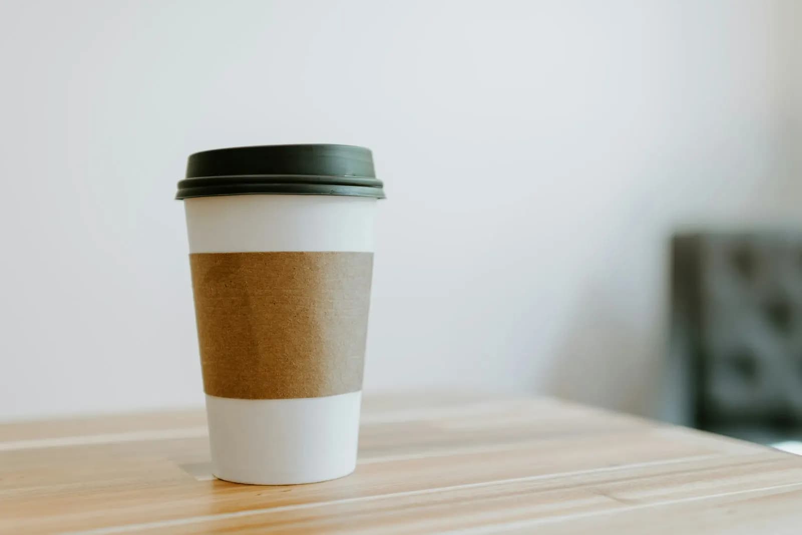 Zwei Kaffeetassen auf einem Tisch, eine davon unberührt
