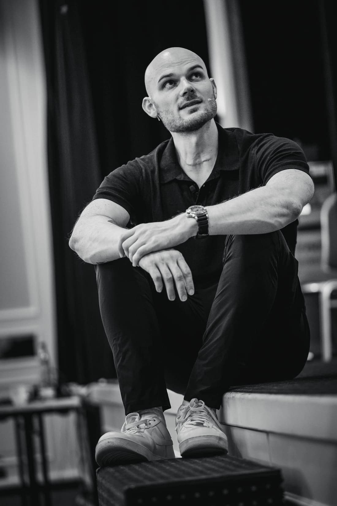 Fabian Schaub spricht auf einer Bühne