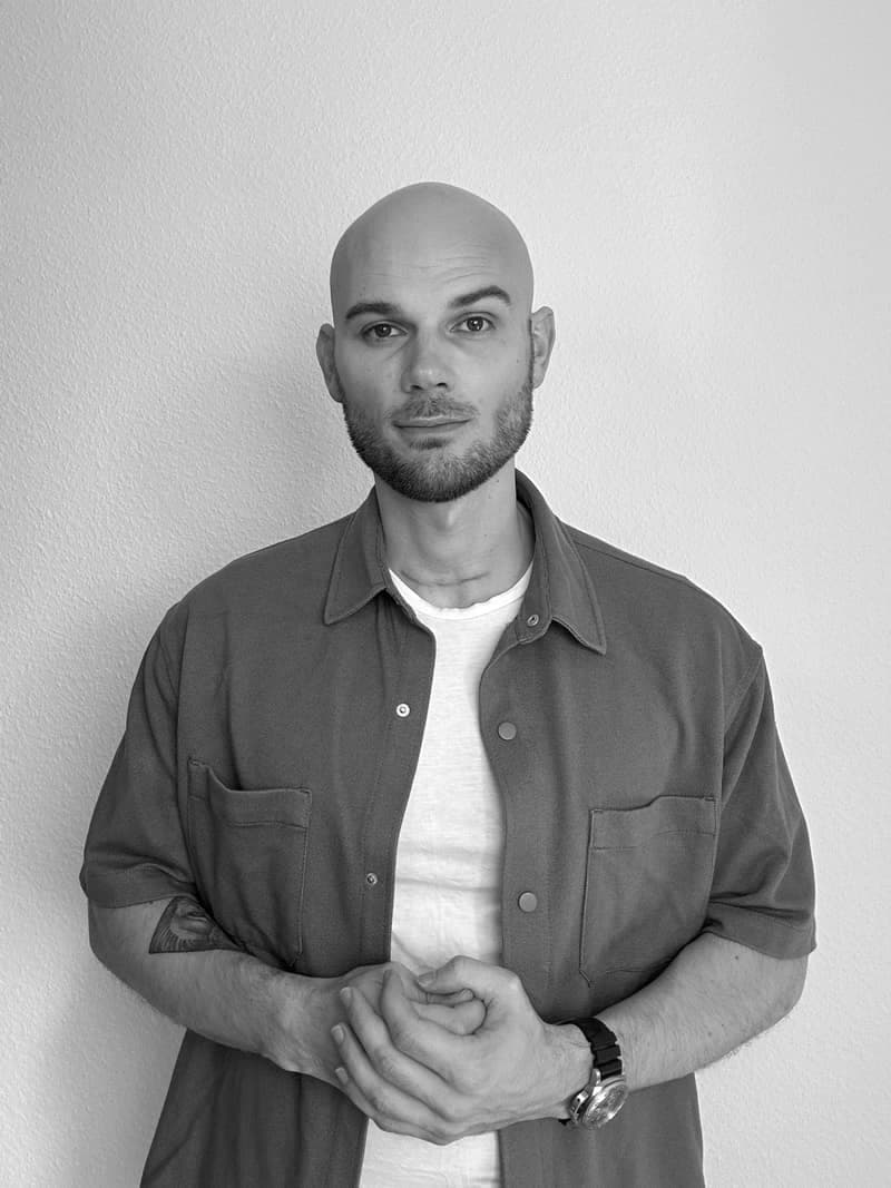 Fabian Schaub, Portrait, die Narbe am Hals sichtbar